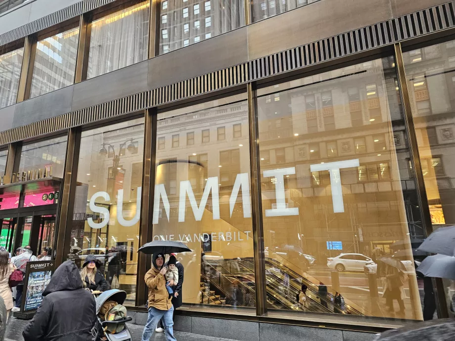 Summit One Vanderbilt, εξωτερική είσοδος