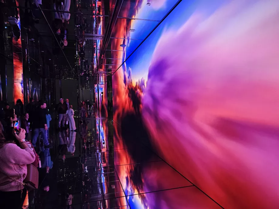 Summit One Vanderbilt, προβολή