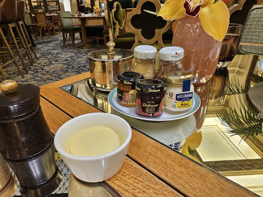 Μαρμελάδες και βούτυρο