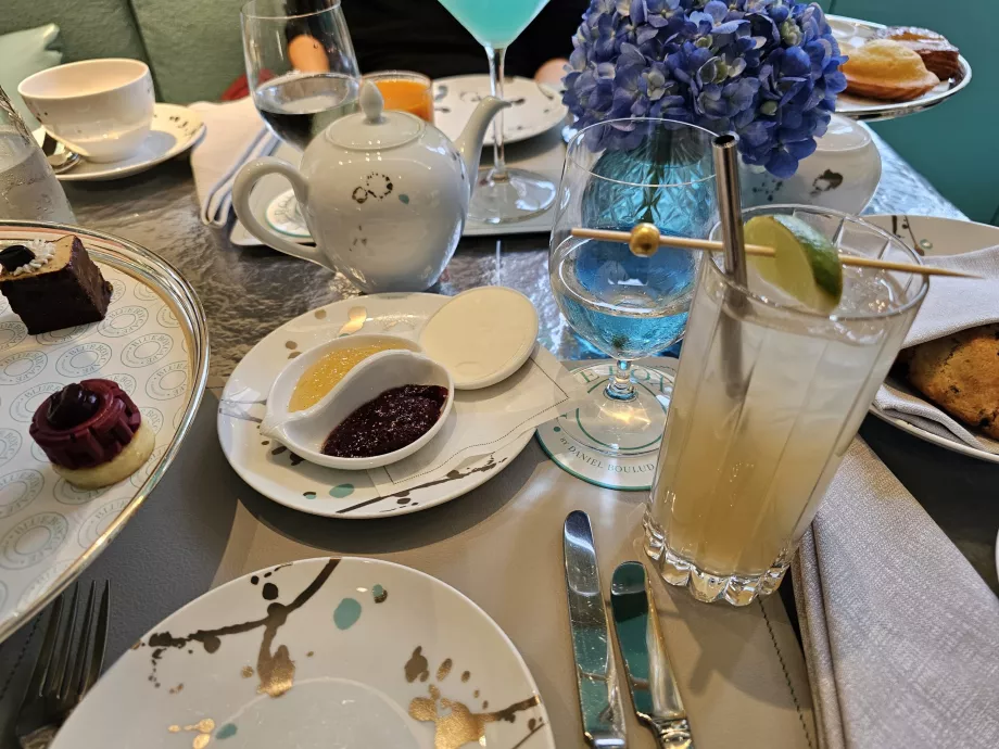 Blue Box, μαρμελάδα, βούτυρο και κοκτέιλ