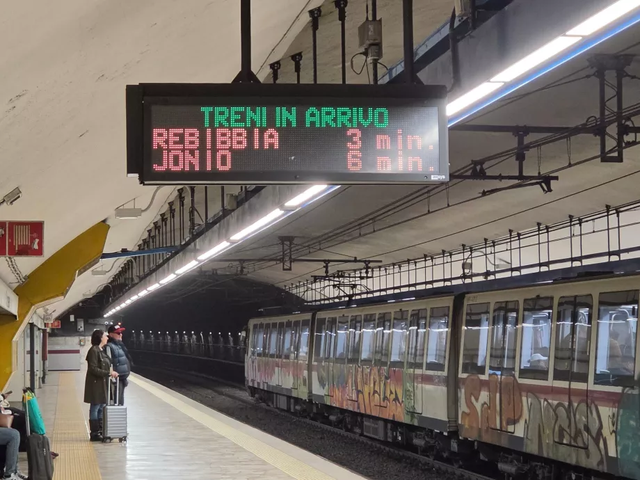 Πίνακες πληροφοριών στο μετρό
