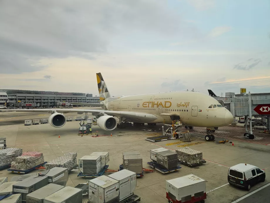 Ένα Airbus A380 στην πύλη του αεροδρομίου της Σιγκαπούρης