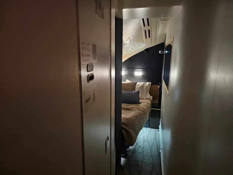 Θέα από τον καναπέ προς την κρεβατοκάμαρα