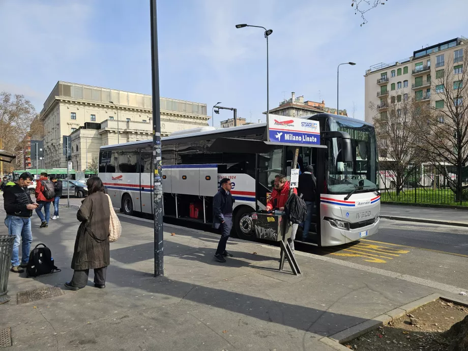 Στάση λεωφορείου μπροστά από το σταθμό Centale
