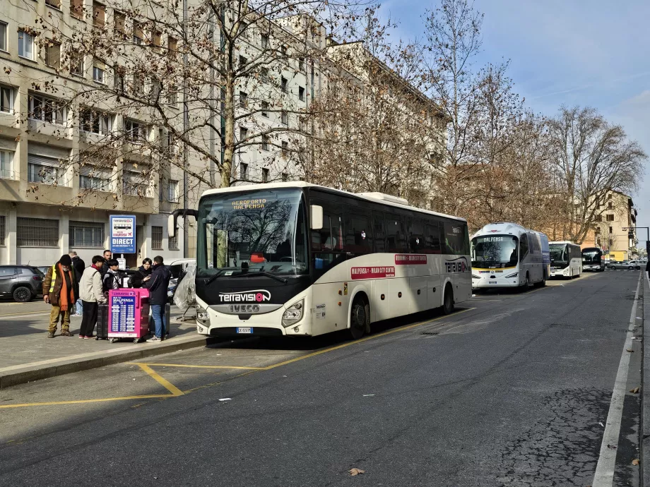 Στάση λεωφορείου στο σταθμό Milano-Centrale