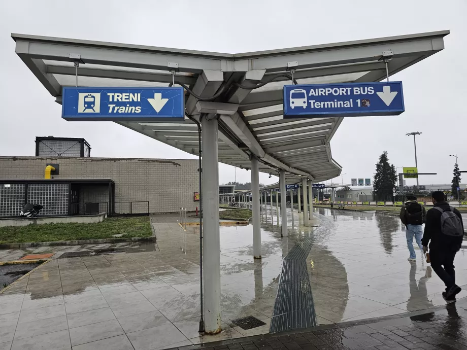 Διαδρομή με τα πόδια προς το σιδηροδρομικό σταθμό στον Αεροσταθμό 2