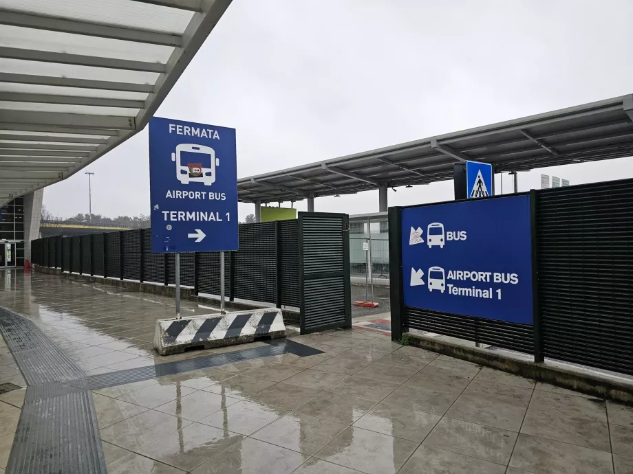 Στάση λεωφορείου στον τερματικό σταθμό 2