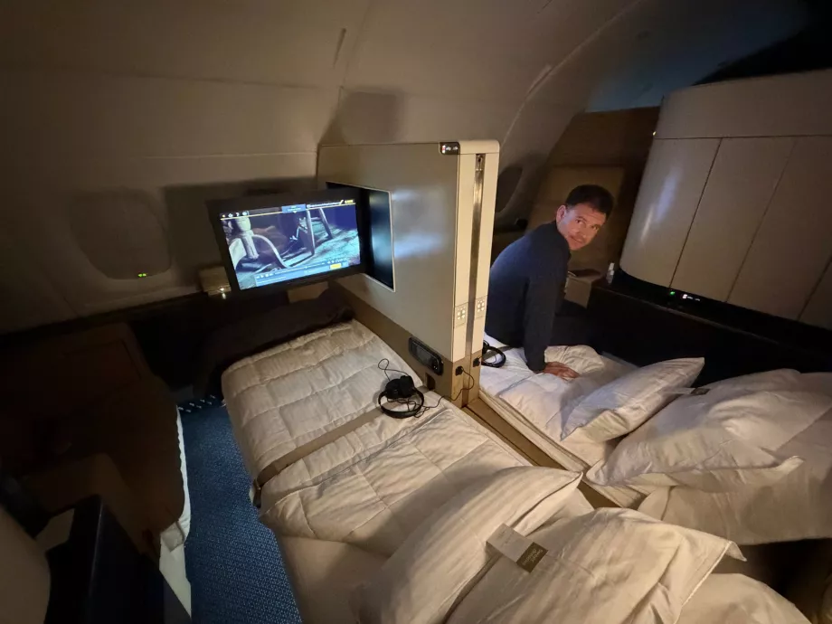 Εγώ στο κρεβάτι της Πρώτης Θέσης της Etihad Airways