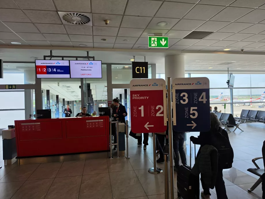 Επιβίβαση στο αεροσκάφος αυστηρά σύμφωνα με τις ζώνες