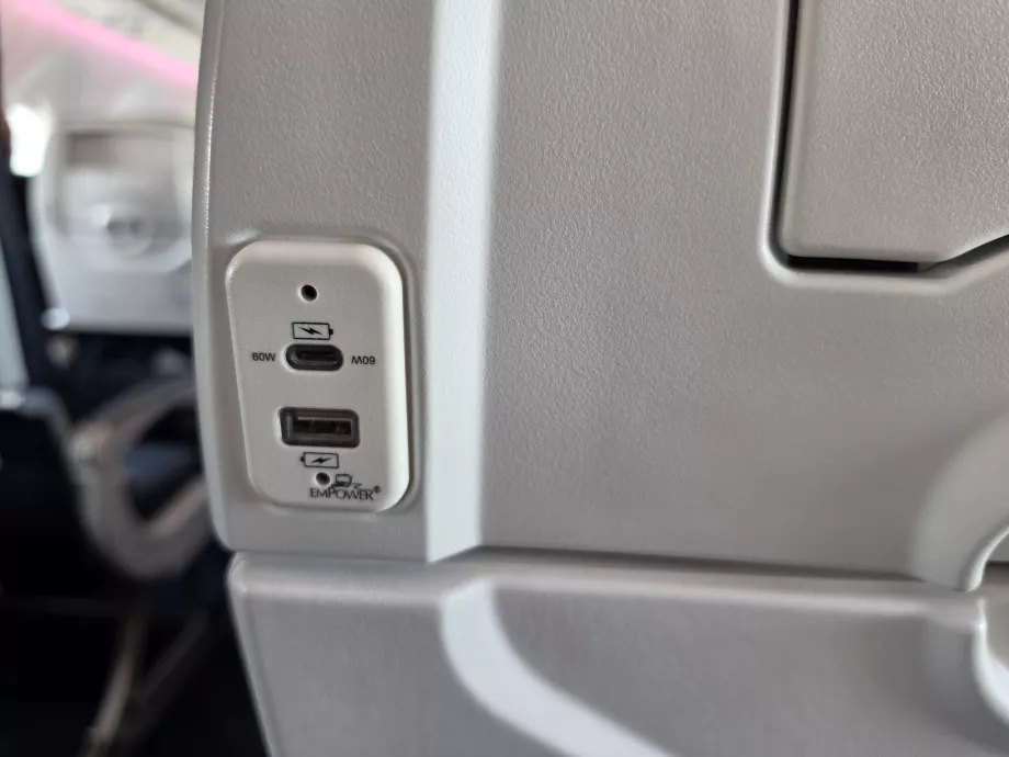 Θύρες USB για τη φόρτιση ηλεκτρονικών συσκευών