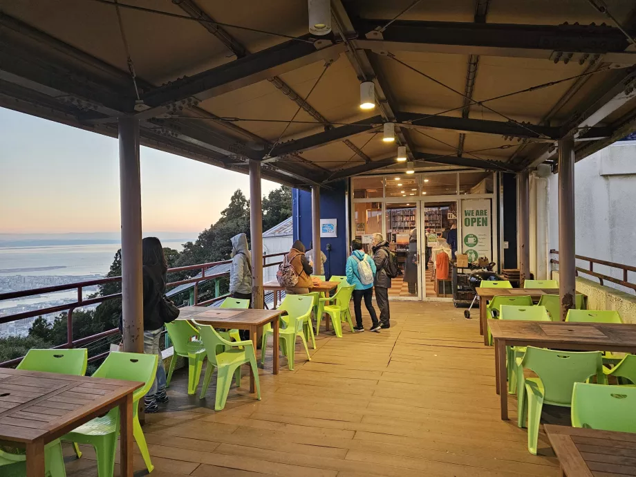 Mount Maya, εστιατόριο