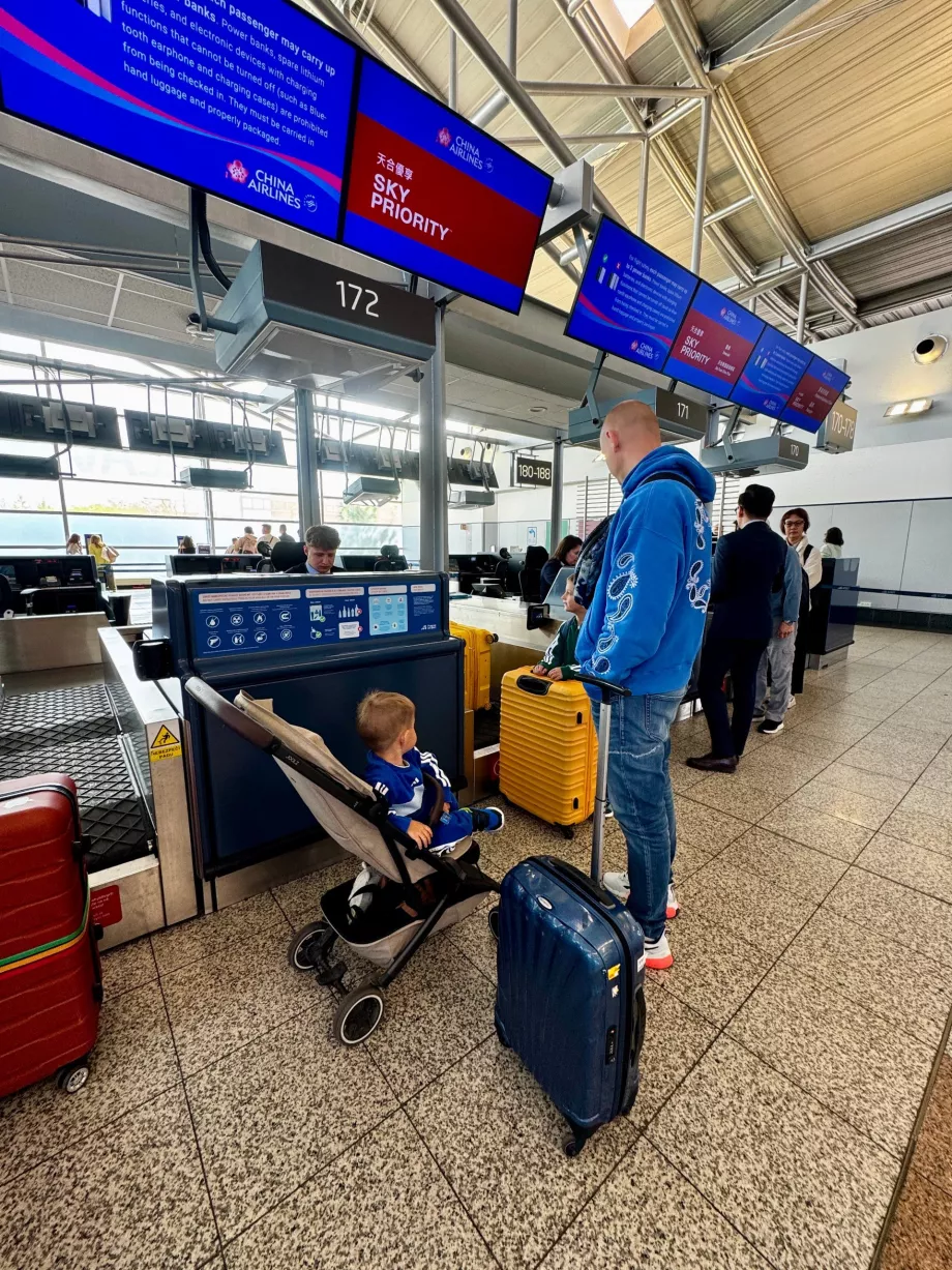Check-in για την πτήση CI68 στην Πράγα