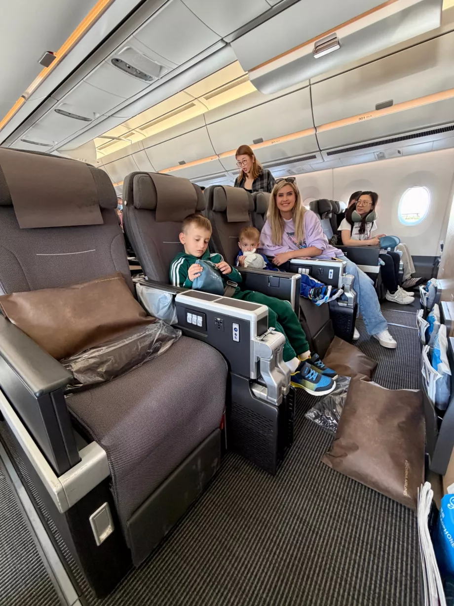 Η οικογένειά μας στην πρώτη σειρά Premium Economy