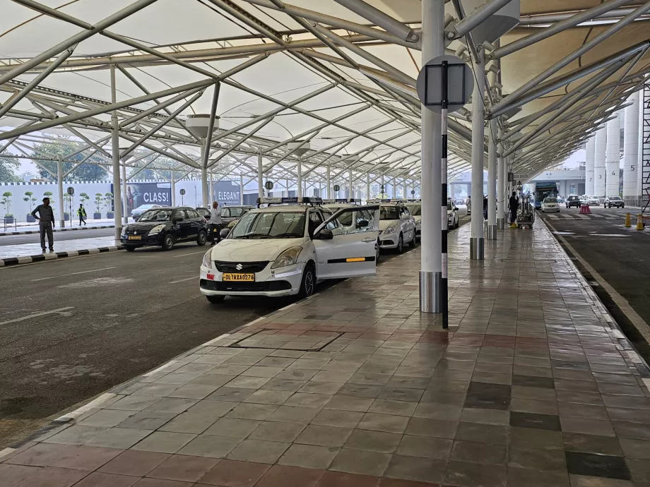 Ταξί μπροστά από τον τερματικό σταθμό 1