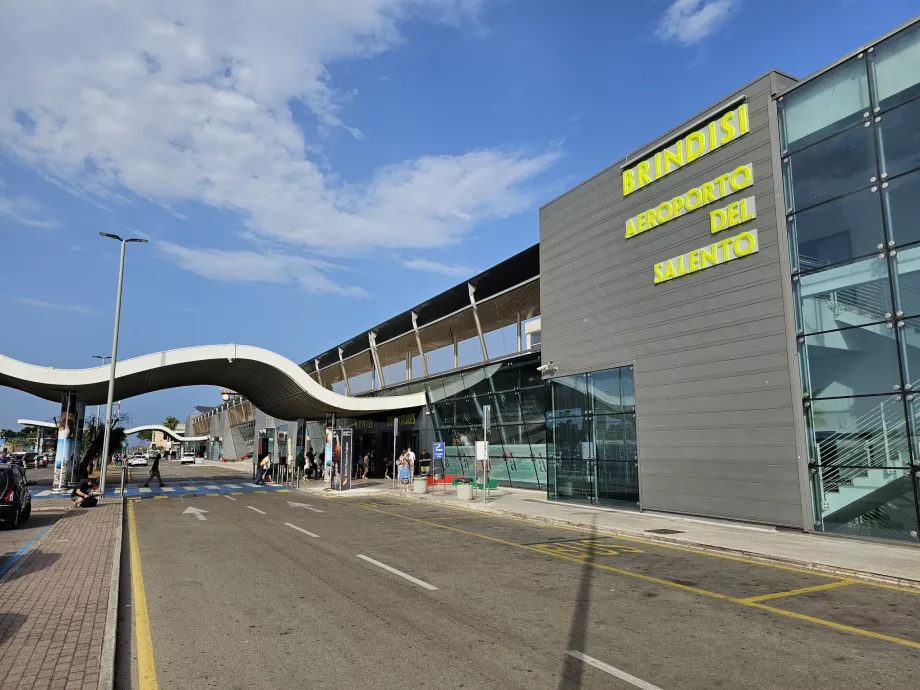 άφιξη από το αεροδρόμιο Brindisi