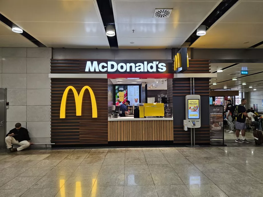 McDonald's, δημόσιος χώρος αφίξεων