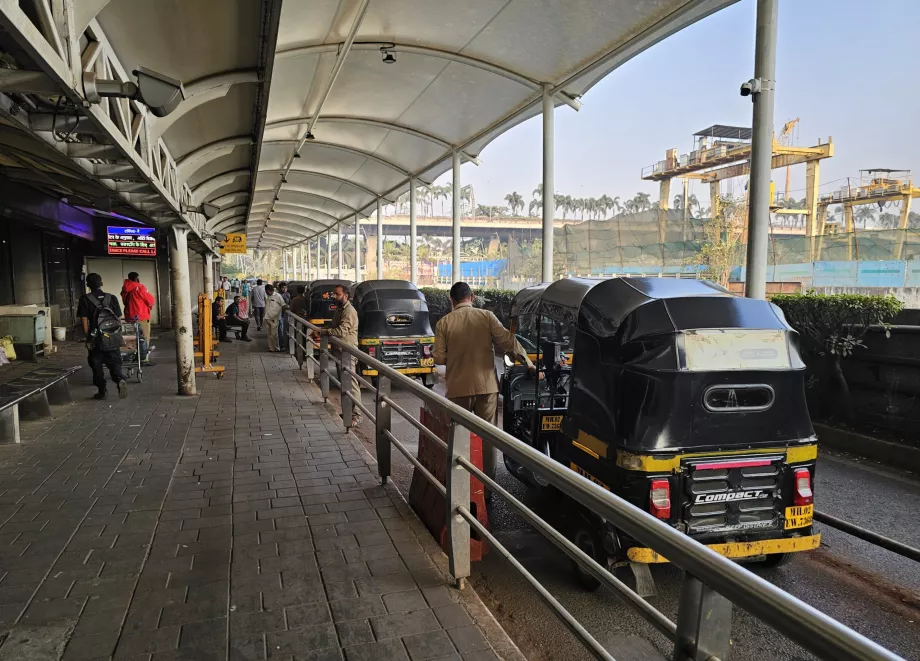 Rickshaw - σταθείτε μπροστά από τον τερματικό σταθμό 2