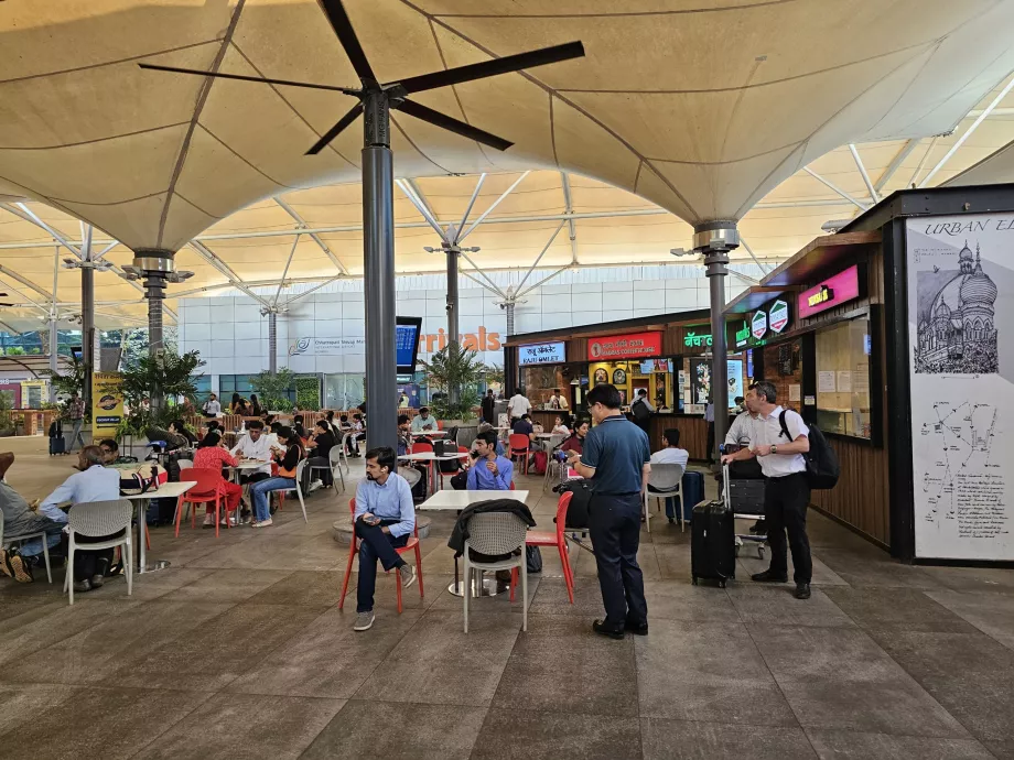Food Court μπροστά από τον τερματικό σταθμό 1