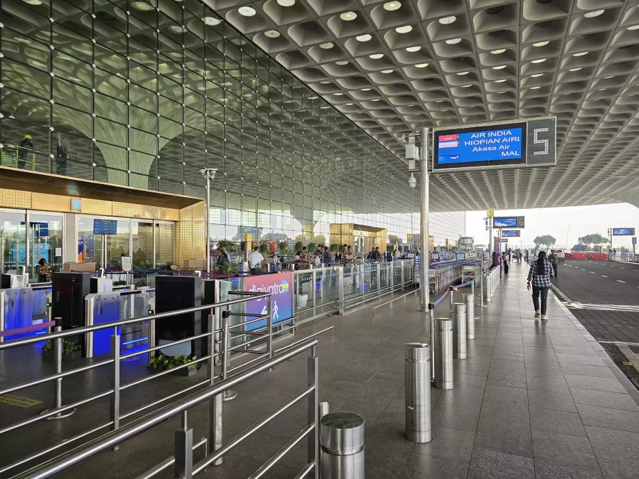 Έλεγχοι πριν από την είσοδο στον τερματικό σταθμό