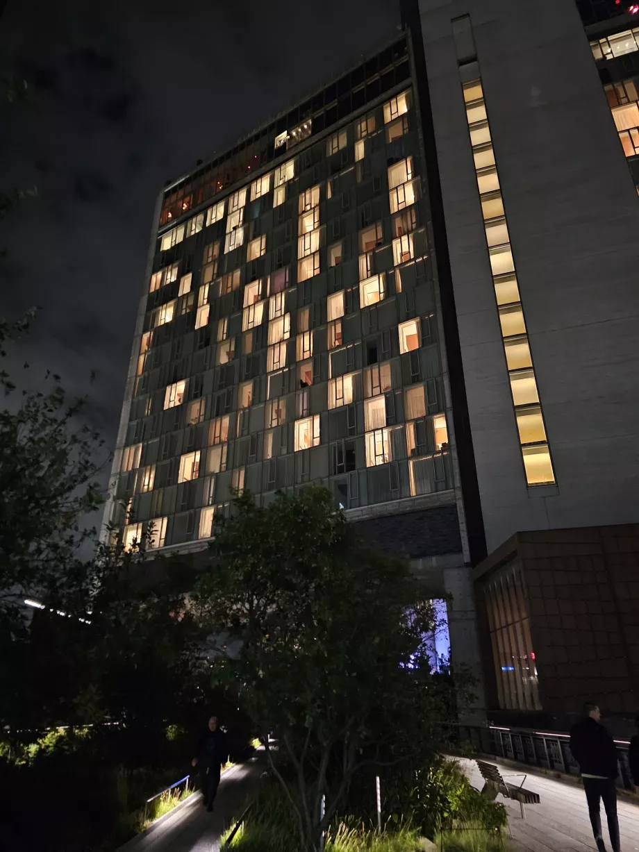 High Line που περνάει ακριβώς κάτω από το ξενοδοχείο