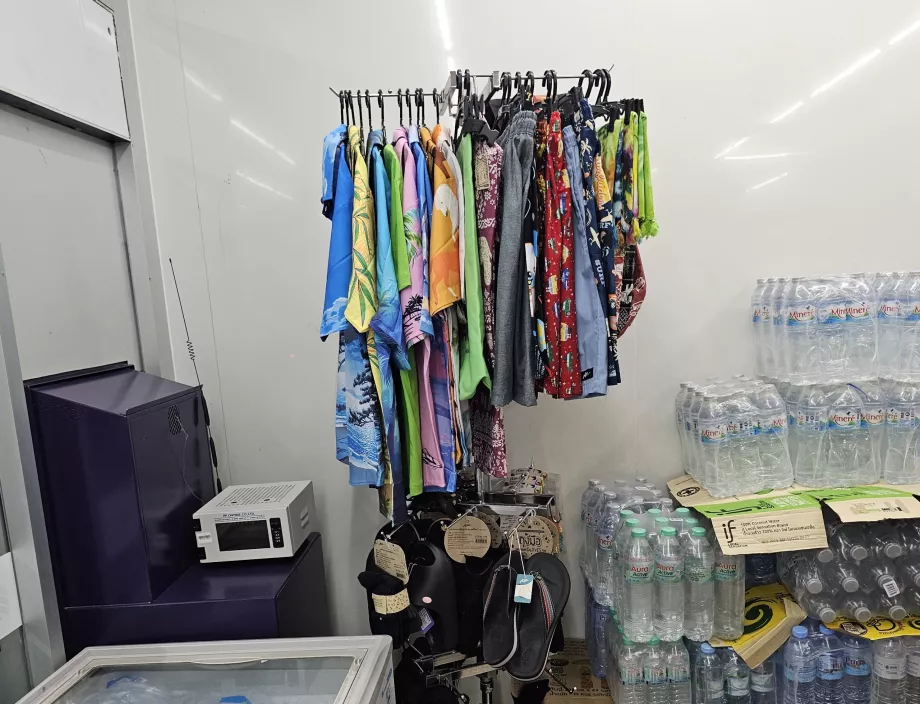 Μια γωνιά με ρούχα, μαγιό ή σαγιονάρες