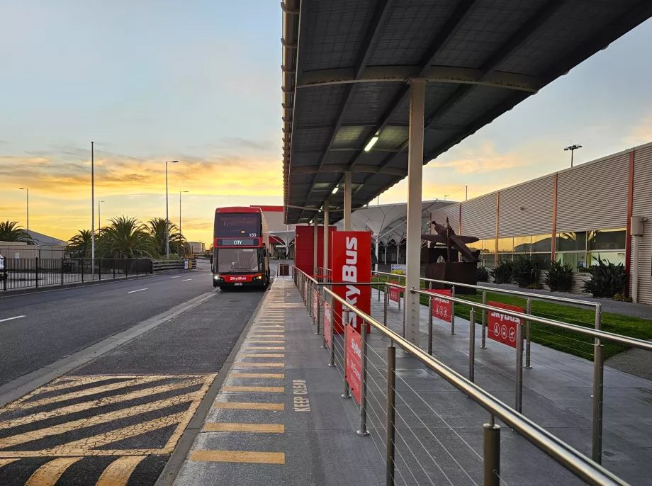 Στάση του Skybus μπροστά από τον τερματικό σταθμό