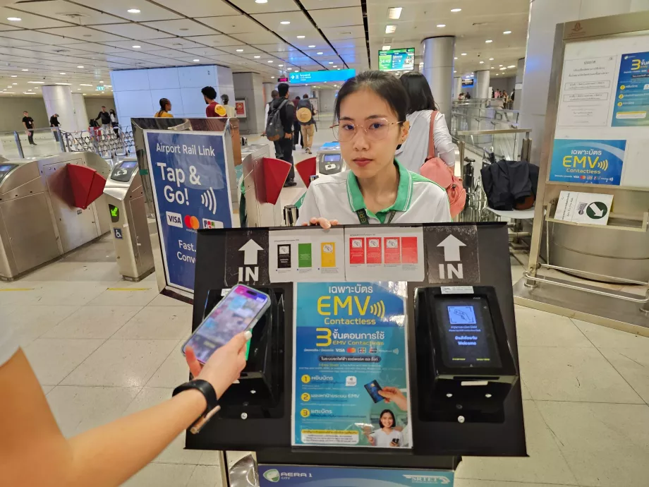 Πληρωμή εισιτηρίου μετρό με κάρτα ανέπαφων συναλλαγών