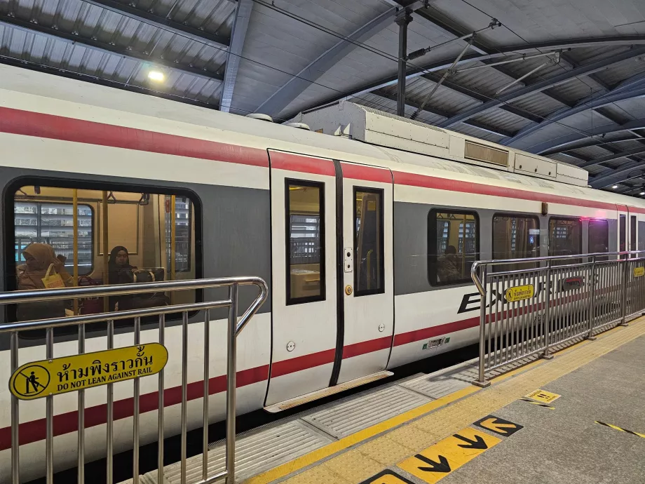Πλατφόρμα μετρό στο κέντρο της Μπανγκόκ