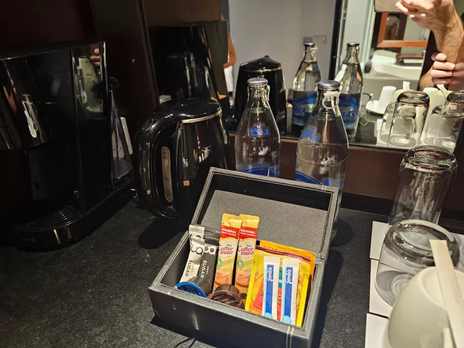 Καφετιέρα και νερό