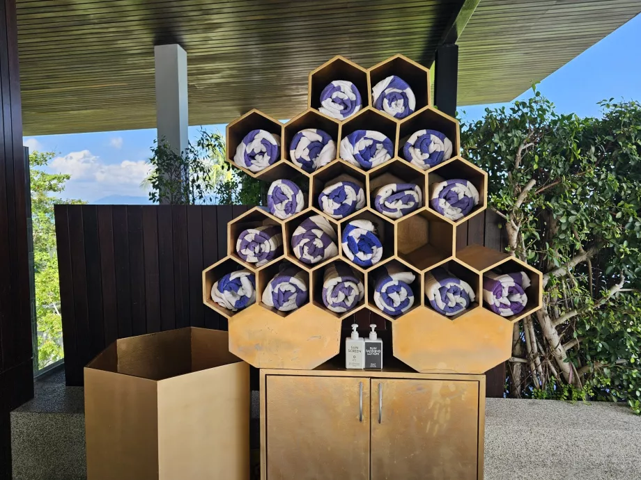 Πετσέτες και αντηλιακό στην πισίνα