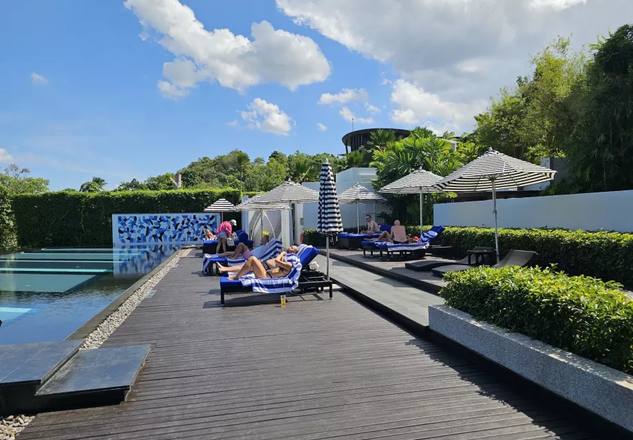 Ξαπλώστρες στην κοινόχρηστη πισίνα